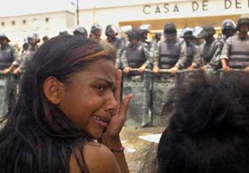 Ένας κρατούμενος νεκρός και τέσσερις τραυματίες