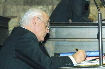 Αυξάνει τις άδειες υιοθεσίας και κύησης