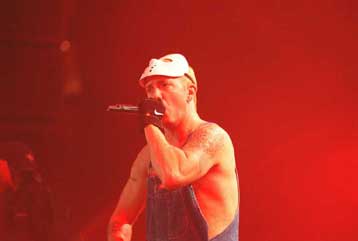 «Οι δηλώσεις Μπους είναι πιο προσβλητικές από του Έμινεμ» λέει η Μαντόνα