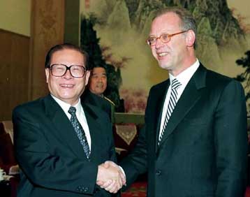 Ο Σάρπινγκ ζητά διάλογο μεταξύ των μεγάλων δυνάμεων για το θέμα