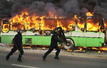 Αστυνομία εναντίον διαδηλωτών με φόντο το εργοστάσιο της Daewoo