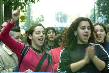 Πίνουν και καπνίζουν οι Έλληνες μαθητές