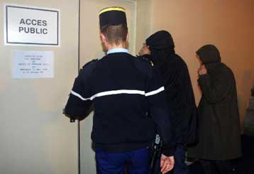 Στο εδώλιο… 124 άτομα κατηγορούμενα για απάτες δισεκατομμυρίων δραχμών