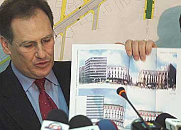 Πιο φιλόξενη και φιλική για τους πολίτες θα γίνει η πλατεία, δηλώνει ο ΥΠΕΧΩΔΕ