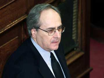 Αναλαμβάνει πρωτοβουλίες για την εσωτερική και εξωτερική πολιτική