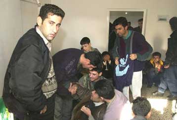 Δεκαέξι Κούρδοι κρυμμένοι σε λεωφορείο στην Πάτρα