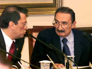 Η διελκυστίνδα Ετζεβίτ – Σεζέρ βυθίζει σε αβεβαιότητα την Τουρκία