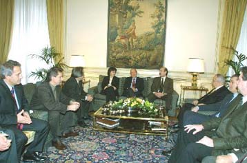 Συνεχίζονται οι επαφές του πρωθυπουργού με την ΚΟ