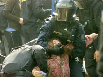 Συνελήφθησαν 40 πολέμιοι της παγκοσμιοποίησης