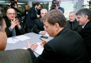 Συναντάται με καθηγητές και σπουδαστές