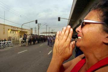 Το αίμα οκτώ ατόμων «έβαψε» τη στάση των κρατουμένων