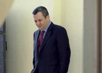 Στο στόχαστρο η συνεργασία του με τον Σαρόν