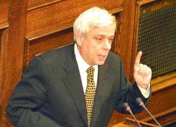 Η κυβέρνηση προσπαθεί να μειώσει και να μεταθέσει τις ευθύνες της