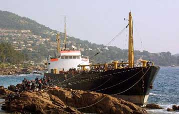 Zητείται μέλλον για τους 900 λαθρομετανάστες