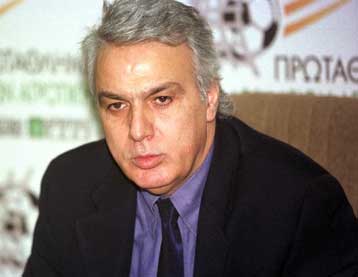 Ζητά 1,5 δισ. δραχμές για ηθική βλάβη