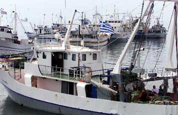 Παραμένει «παγιδευμένο» νότια της Σύρου