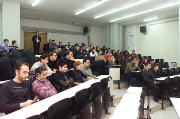 Εθνικό διάλογο για τα προβλήματα ζητά η αξιωματική αντιπολίτευση