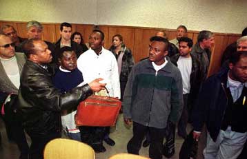 Χρήζει εγκλεισμού σε ψυχιατρείο, δηλώνουν οι συνήγοροι του μακελάρη