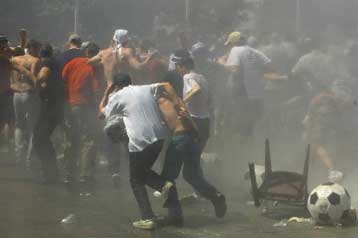 Οπαδοί της Λίβερπουλ τραυμάτισαν αστυνομικό