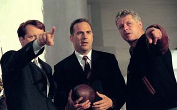 Κατηγορείται ότι παραμερίζει το ρόλο του Κένεντι στην κρίση της Κούβας