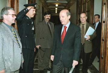 «Ούτε ένα 24ωρο χαμένο» ζητά από τους υπουργούς ο Κ.Σημίτης