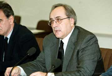 Ούτε η Κεντροαριστερά ούτε ο τρίτος πόλος «συγκινούν» το Ν.Κωνσταντόπουλο