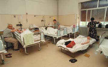 Δημόσια νοσοκομεία καταργούν τους θαλάμους των πολλών κλινών