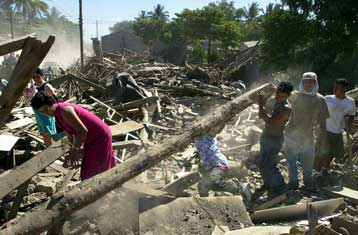Αγώνας δρόμου για τον εντοπισμό επιζώντων από το φονικό σεισμό