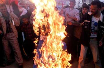 Με τη στάση σας ενθαρρύνετε τον αντισημιτισμό