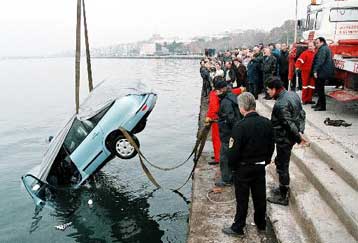 Επέβαινε σε αυτοκίνητο που έπεσε στη θάλασσα