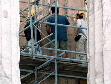 Xωρίς ικριώματα το μνημείο μέχρι το 2004