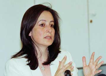 Απαραίτητος ο τριμερής διάλογος