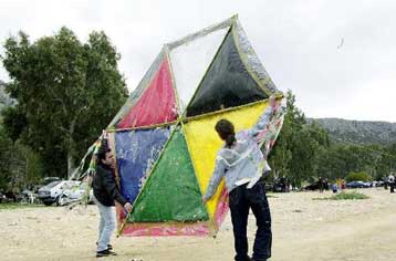 Καλλιτέχνες δημιουργούν «ιπτάμενη τέχνη»
