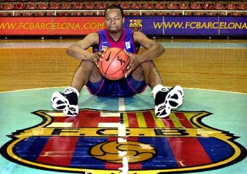 Ο Μάικλ Χόκινς για δύο μήνες αντί του τραυματία Γιασικεβίτσιους