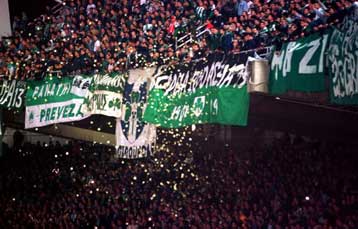 Για ρίψη φωτοβολίδων στο ΟΑΚΑ