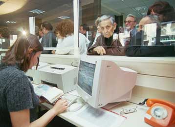 Με ρυθμό 4,6% θα αναπτυχθεί το 2001 και 4,4% το 2002