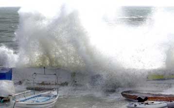 Δεμένα τα πλοία στα λιμάνια – Αναβλήθηκαν πολλές πτήσεις