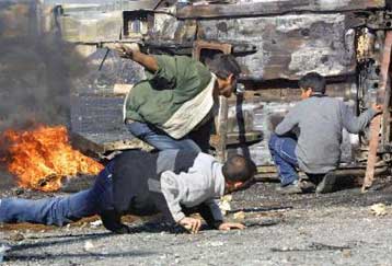 Συντονίζουν τις κινήσεις τους, καθώς η βία κλιμακώνεται