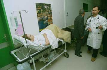 Το «μέσον» προσπερνά τους ασθενείς στην ουρά