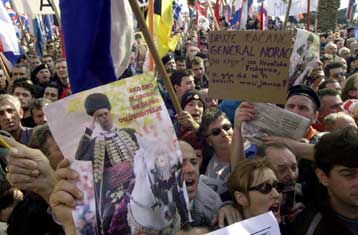 Ζητούν να μην παραδοθεί ο στρατηγός Νόρατς