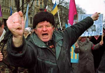 Χιλιάδες διαδηλωτές ζήτησαν την παραίτησή του Κούτσμα