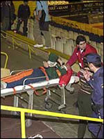 Τέσσερις βαριά τραυματίες, υποχώρησε τμήμα εξέδρας στο Παλάθιος ντε Ντεπόρτες