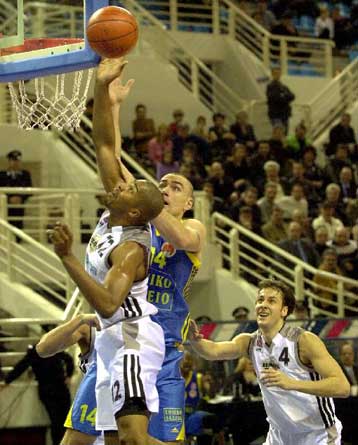 73-64 τον ΠΑΟΚ στο κλειστό του Φοίνικα