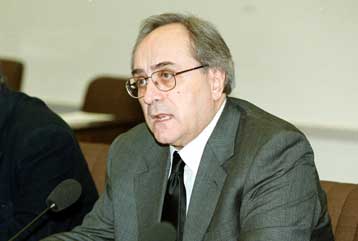 Οι σχέσεις της κυβέρνησης με επιχειρηματίες απειλούν τους θεσμούς