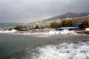 Θυελώδεις άνεμοι και βροχές έως το βράδυ