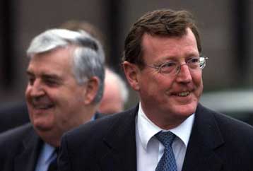 Απειλεί με κυρώσεις τους καθολικούς ο Ντέιβιντ Τριμπλ εάν δεν αφοπλιστεί ο IRA