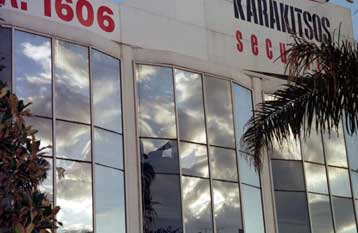 Πετροβόλησαν γραφεία του Καρακίτσιου