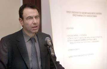 Ανακοινώνει ότι θα είναι υποψήφιος