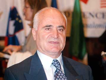 Αντιδρά στον ευρωστρατό και στη γενοκτονία των Αρμενίων