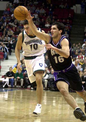 Τρελά καρφώματα και απίθανα τρίποντα τα ξημερώματα της Κυριακής